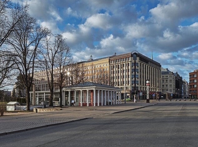 Dauderos skatāmas vecmeistara Edgara Vintera Vecrīgas skatu gleznas, bet fotogrāfs Martins Kudrjavcevs tvēris kadrus, kā tagad izskatās šīs vecpilsētas vietas.