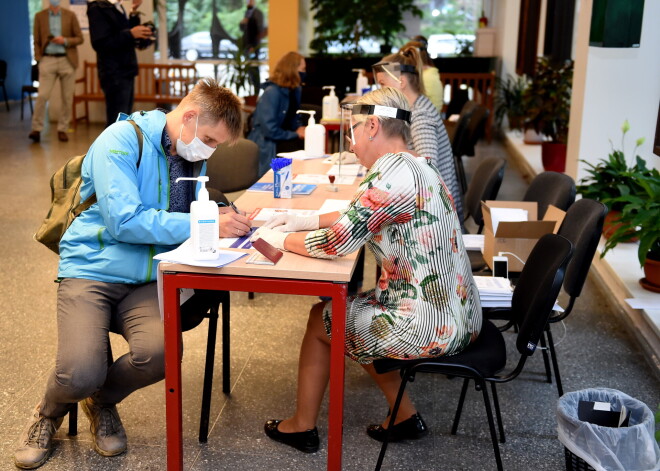 Vai vēlēšanu iecirknī jālieto sejas maskas un vai var balsot citā iecirknī? Padomi vēlētājiem