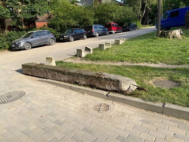 Betona stabs nav labākais veids, kā aizsargāt zālienu no izbraukāšanas.