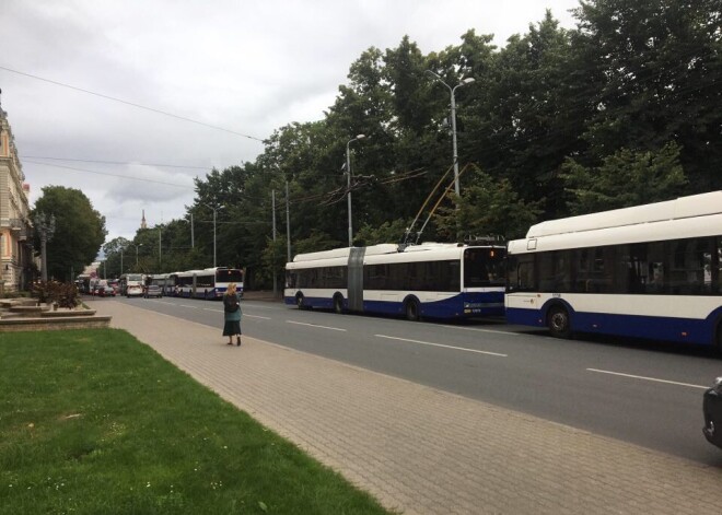 VIDEO: Rīgas centrā trolejbusi paralizē satiksmi