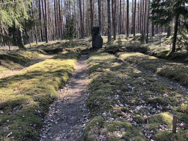 Ložmetējkalna apkaimē atrodas gan latviešu strēlnieku, gan vācu karavīru apbedījuma vietas. 