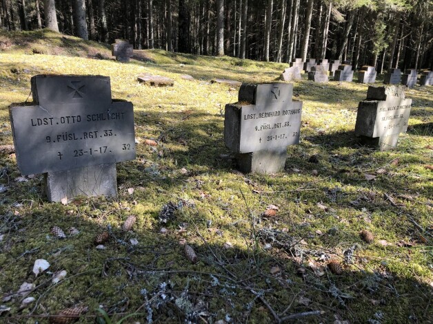 Ložmetējkalna apkaimē atrodas gan latviešu strēlnieku, gan vācu karavīru apbedījuma vietas. 