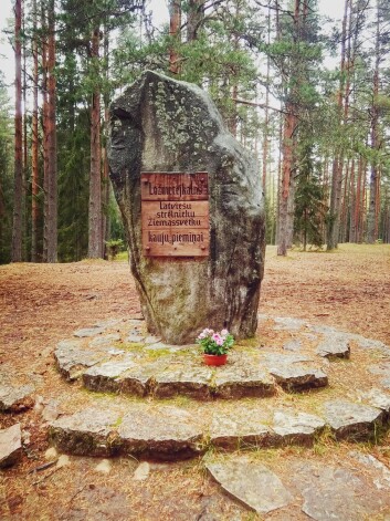 Ziemassvētku kauju piemiņai veltītais piemineklis Ložmetējkalnā.