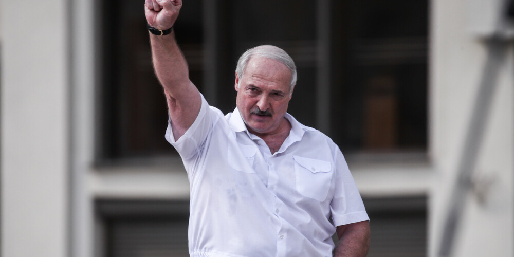 "Pārrijušies, tādēļ noliksim viņus pie vietas" - Lukašenko draud Lietuvai un Polijai ar atbildes sankcijām