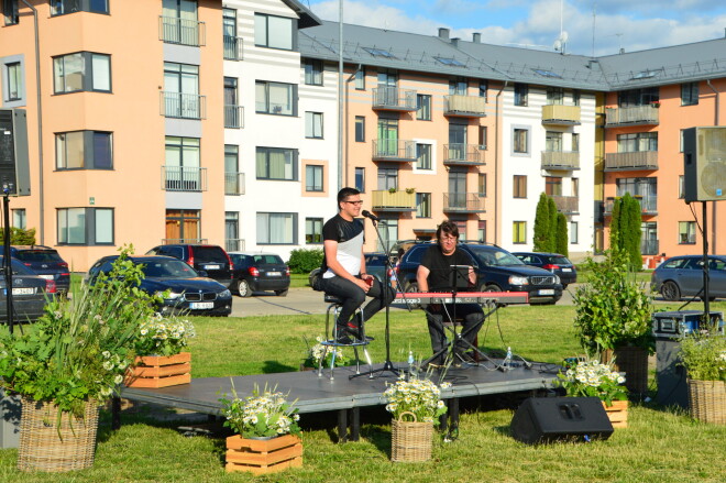 Šīs vasaras saulgriežos Andris sniedza koncertu savas daudzdzīvokļu mājas pagalmā.