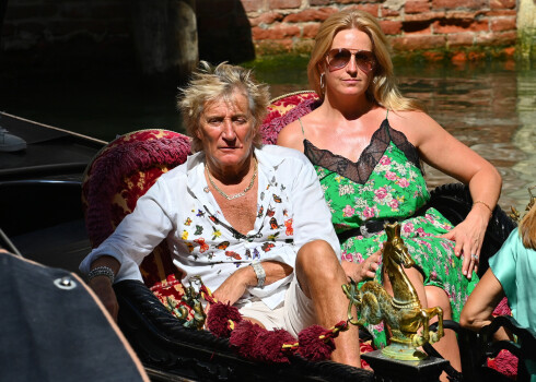 Rods Stjuarts ar sievu šogad atpūtai izvēlas Venēciju - vizinās ar gondolu un maskā pozē selfijiem