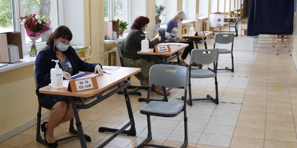 Наибольшее число избирателей до полудня проголосовало на участках в Пурвциемсе