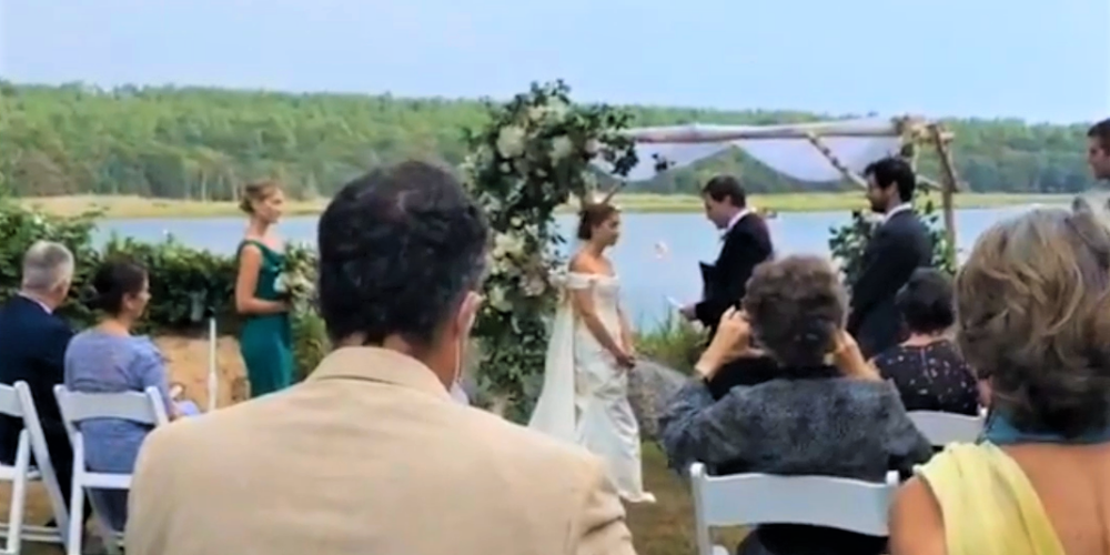 VIDEO: līgavainis kāzu ceremonijā pajoko par Covid-19 un saņem negaidītu reakciju "no augšas"
