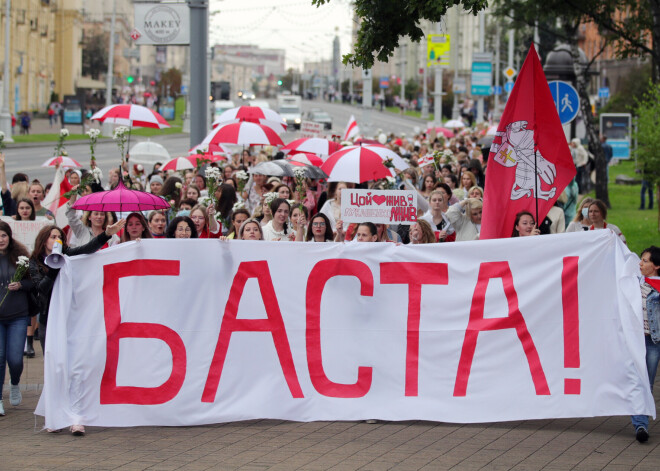 Minskā sestdien aptuveni 10 000 sieviešu devušās solidaritātes gājienā