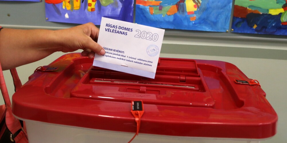 Vēl vienā Rīgas vēlēšanu iecirknī atklātas neapzīmogotas balsošanas aploksnes