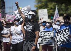 Protestu laikā izcēlās sadursmes starp ASV prezidenta Donalda Trampa atbalstītājiem un kustības "Black Lives Matter" ("Melno dzīves ir svarīgas") aktīvistiem.