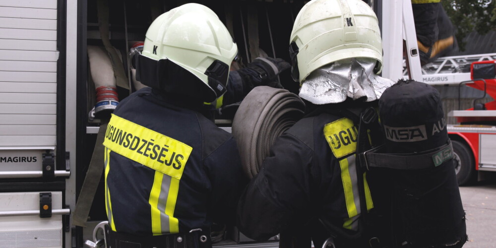 VUGD jāmaksā 30 000 eiro atlīdzība ģimenei par ugunsdzēsēja izraisītu traģisku avāriju