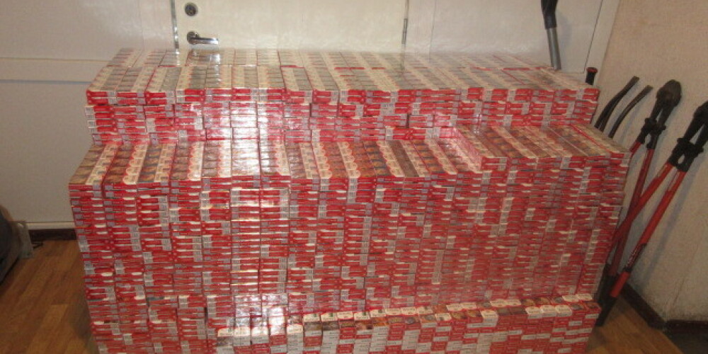 Vagonos ar graudu un šķeldas kravām atrod 455 tūkstošus kontrabandas cigarešu