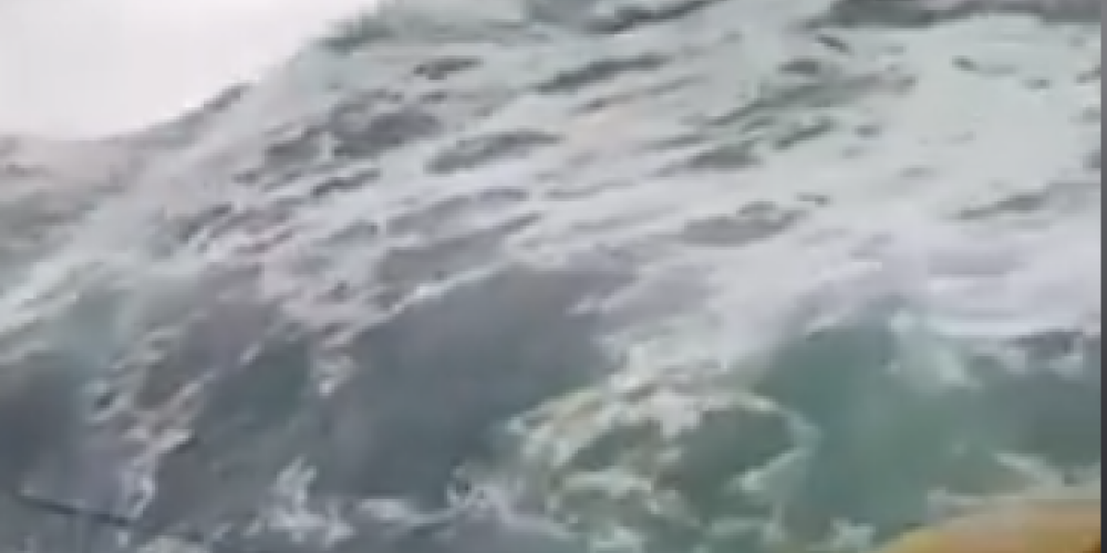 "Ziemeļjūra mūsējos nežēlo!" NBS Jūras spēki publicē video, kā uz kuģa klāja virsū gāžas ūdens