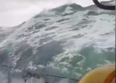 "Ziemeļjūra mūsējos nežēlo!" NBS Jūras spēki publicē video, kā uz kuģa klāja virsū gāžas ūdens
