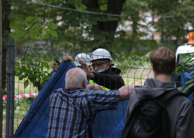 Policija ir izklīdinājusi aptuveni 20 "Marsa parka" aizstāvjus, kuri, protestējot pret koku izzāģēšanu parkā, traucēja satiksmi uz Brīvības gatves, savukārt strādnieki turpina attīrīt teritoriju no kokiem un krūmiem.