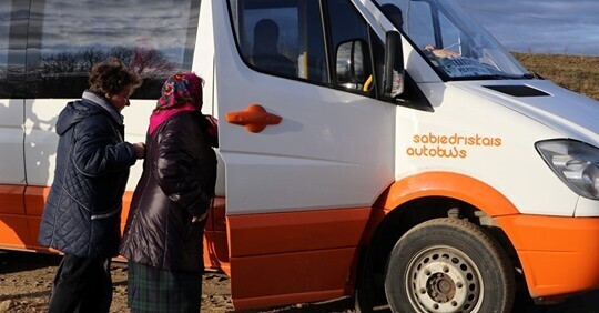 Divos Vidzemes novados – Alūksnē un Mazsalacā – jau vairākus mēnešus tiek īstenots projekts „Transports pēc pieprasījuma”, kura ietvaros attālo lauku pagastu viensētu iedzīvotājus, kuriem nav pieejams sabiedriskais transports, bez maksas izvadā uz pagasta centru vai pilsētu.