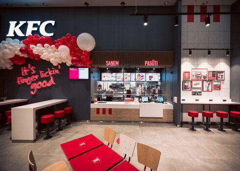 FOTO: Rīgā atvērts trešais KFC tīkla restorāns