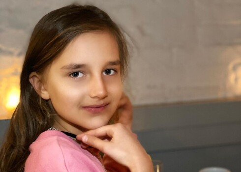 Длинноногая красотка: 8-летняя внучка Пугачевой в мини-юбке восхитила Киркорова