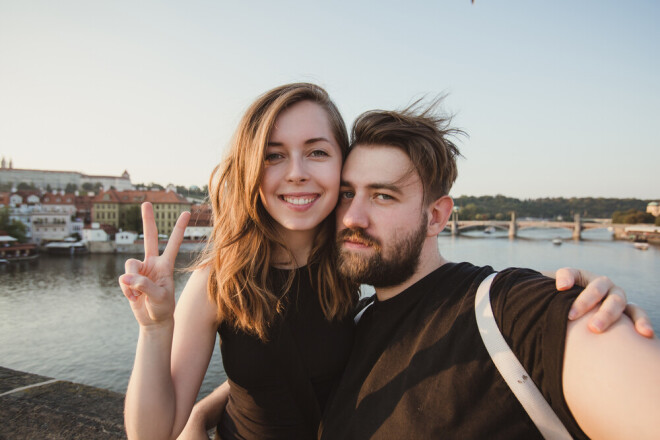 Mēs varam izteikt cilvēkam, cik ļoti viņu mīlam, pieņemam un saprotam, bet vienlaikus šausmināties par matiem dušā, nagu griešanas paradumiem vai skaļo ēšanu. Tāda ir mīlestība.