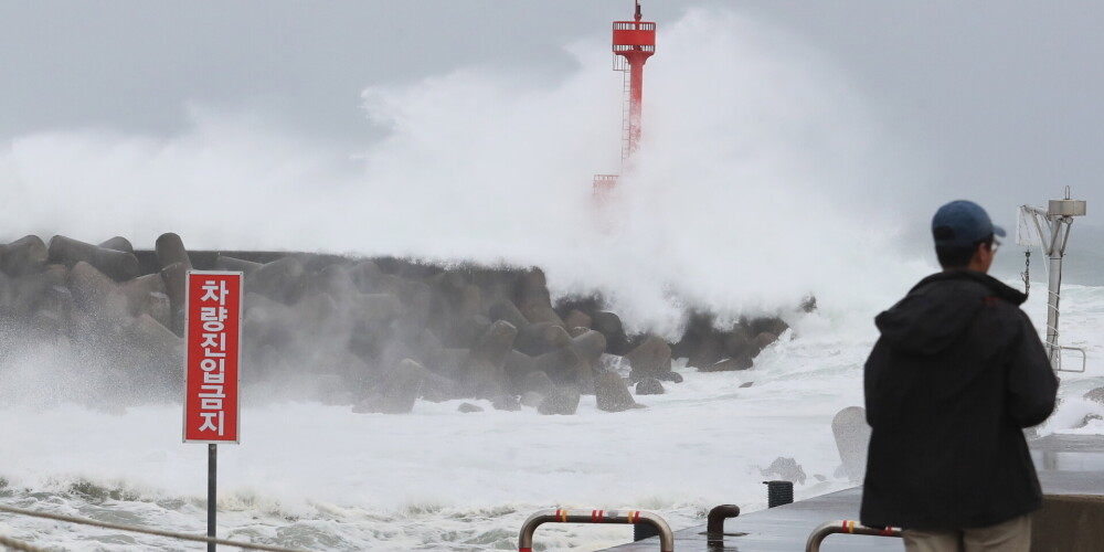 Japānā pēc viesuļvētras jūrā pazudis kuģis ar 42 cilvēkiem