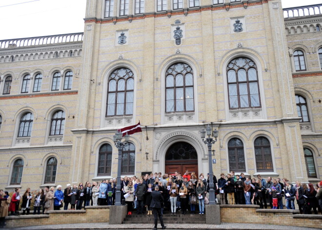 Skats uz Latvijas Universitātes galveno ēku. 