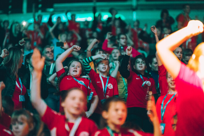 Programma “Sporto visa klase” bērniem sniedz virkni ieguvumus – nostiprina veselību un uzlabo stāju, formē motivāciju, kā arī palīdz izvirzīt mērķus un sasniegt iecerēto visiem kopā.