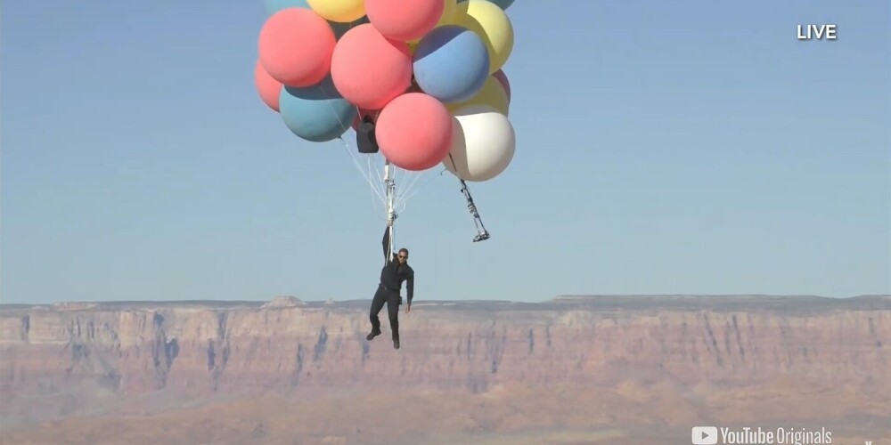 VIDEO: iluzionists Deivids Bleins ar gaisa baloniem lidinās virs tuksneša un grauj "YouTube" rekordus