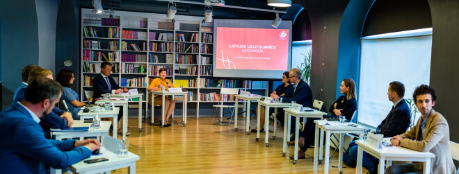 Latvijas Lielo slimnīcu asociācijas (LLSA) rīkotajā diskusijā piedalījās trīs klīniskās universitātes slimnīcas, ārstniecības vadības komandas un veselības ministre.