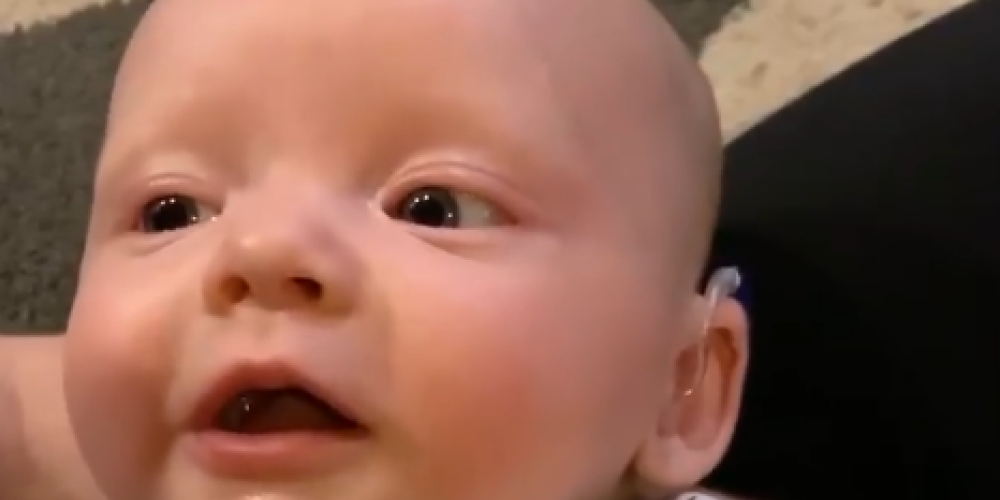 Aizkustinošs video: 11 nedēļu vecs bērniņš pirmo reizi dzird savu vecāku balsis