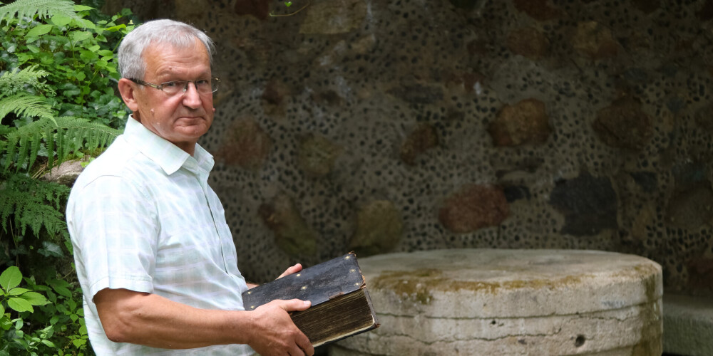 Gundara Siseņa dzimtas Bībele atgriezās īstajās rokās