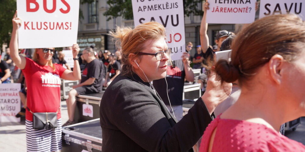 Jana Kalniņa veidoja tiešraidi no pasākumu nozares tehniskā nodrošinājuma speciālistu piketa.