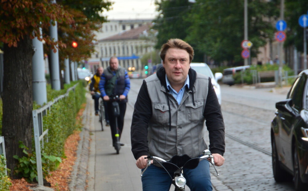 FOTO: ar vilcienu un velosipēdu - tā aktieris Imants Strads mēro tālo ceļo no Valmieras uz darbu Dailes teātrī