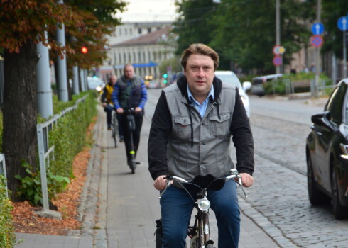 FOTO: ar vilcienu un velosipēdu - tā aktieris Imants Strads mēro tālo ceļo no Valmieras uz darbu Dailes teātrī