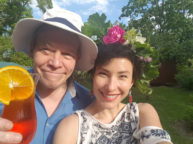 Ar vīru Arni, ar kuru nupat nosvinēja 10 gadu kopā būšanu.