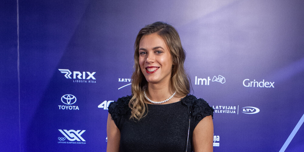 Tīna Laura Graudiņa (dzimusi 1998. gada 9. martā Rīgā) ir latviešu volejboliste, kas pārsvarā nodarbojas ar pludmales volejbolu. Spēlē pārī ar Anastasiju Kravčenoku no Daugavpils, 2019. gada Eiropas čempionātā Maskavā pāris izcīnīja zelta medaļas, kas ir sportistes karjeras augstākais sasniegums.