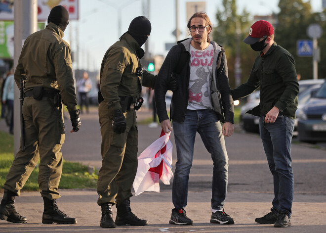 Minskā atkal aiztur protesta akciju dalībniekus