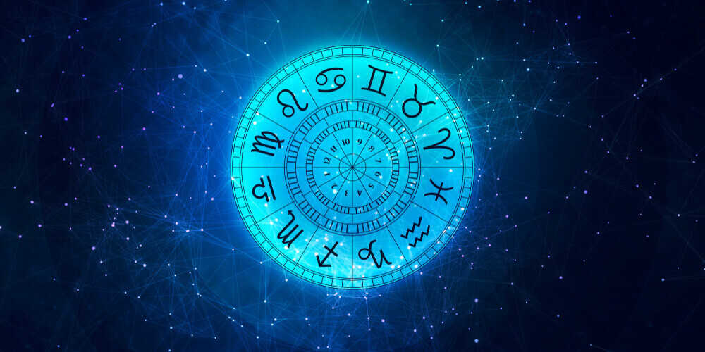 Гороскоп — упорядоченное отображение взаимного расположения планет на звёздном небе в определенный промежуток времени по знакам зодиака. Используется в астрологии с целью предсказания судьбы.В целом методика построения гороскопа заключается в следующем:1. Для интересующего момента времени вычисляются положения планет, Солнца, Луны и других небесных тел. В качестве координат используются эклиптические долготы небесных тел, выраженные в угловых градусах. Эклиптика в гороскопе делится на знаки зодиака. По эклиптическим долготам определяется, в какой знак зодиака попало небесное тело.2. Рассчитываются угловые расстояния между небесными телами. Если угловое расстояние составляет величину одного из принятых в астрологии аспектов, то говорят, что рассматриваемые небесные тела состоят в данном аспекте. В гороскопе планеты, состоящие в аспекте, соединяют прямолинейным отрезком. Схема, в которой изображено положение небесных тел относительно эклиптики и указаны аспекты, именуется космограммой; космограммы, построенные на одно и то же время, одинаковы и не зависят от места наблюдения небесной сферы.3. Для характеристики состояния небесной сферы относительно места события по географическим координатам рассчитываются точки пересечения эклиптики с горизонтом: ASC (асцендент), и DSC (десцендент), точки пересечения с небесным меридианом: MC (середина небес), IC (основание небес), а эклиптика дополнительно к знакам зодиака делится ещё на 12 секторов, именуемых домами гороскопа. Границы (или куспиды) домов, ASC, DSC, MC и IC вносятся в космограмму. На этом построение гороскопа завершается.