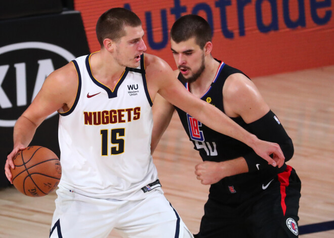 VIDEO: "Nuggets" un "Raptors" izlīdzina rezultātus konferenču pusfinālu sērijās