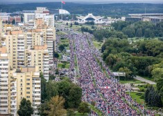 Protestētāji pulcējās netālu no prezidenta pils, kuru policija norobežojusi. 