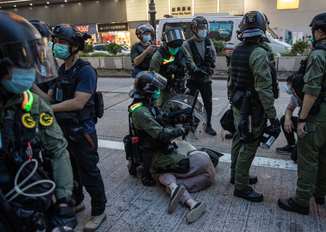 Protestos Honkongā aizturēti 289 cilvēki