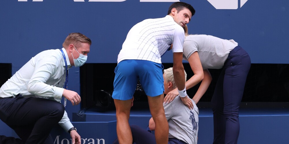 VIDEO: Džokovičs iesit ar bumbiņu līnijtiesnesei un tiek diskvalificēts no "US Open"