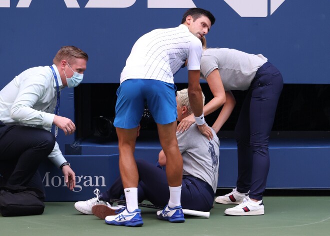 VIDEO: Džokovičs iesit ar bumbiņu līnijtiesnesei un tiek diskvalificēts no "US Open"