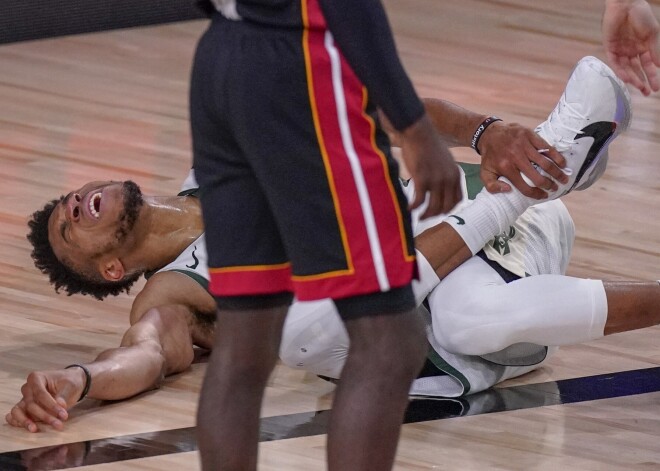 VIDEO: Adetokunbo gūst traumu; "Bucks" izdodas pagarināt sēriju