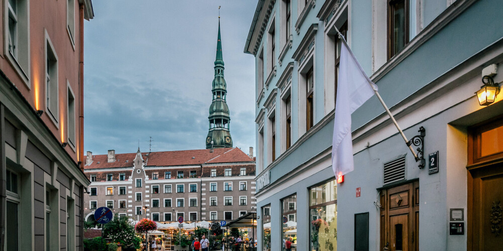 FOTO: Rīgā, protestējot pret plānotajām kadastra vērtību izmaiņām, izkar vairāk nekā 100 baltus karogus