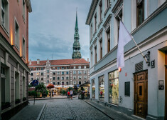 FOTO: Rīgā, protestējot pret plānotajām kadastra vērtību izmaiņām, izkar vairāk nekā 100 baltus karogus