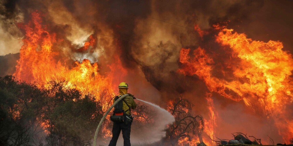 Par gaidāmo mazuli sajūsmināts pāris izraisījis postošu meža ugunsgrēku Kalifornijā
