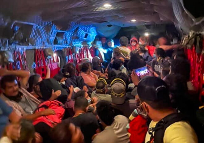 Ar helikopteriem tikuši evakuēti vairāki desmiti cilvēku, kurus ugunsgrēks iesprostojis dabas rezervātā aptuveni 60 kilometrus uz ziemeļrietumiem no Frezno.