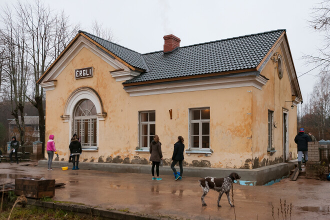 “Tas, ka no Rīgas pārcēlos uz laukiem, izglāba man dzīvību. Es te esmu laimīgs, jo spēju nodrošināt saviem bērniem laimīgu bērnību. Te varu īstenot savus projektus un sapņus,” par savu Ērgļu staciju teic Māris Olte.