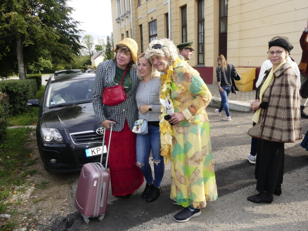 Gulbenes stacijā, pozējot ar Bānīša svētku apmeklētājiem.